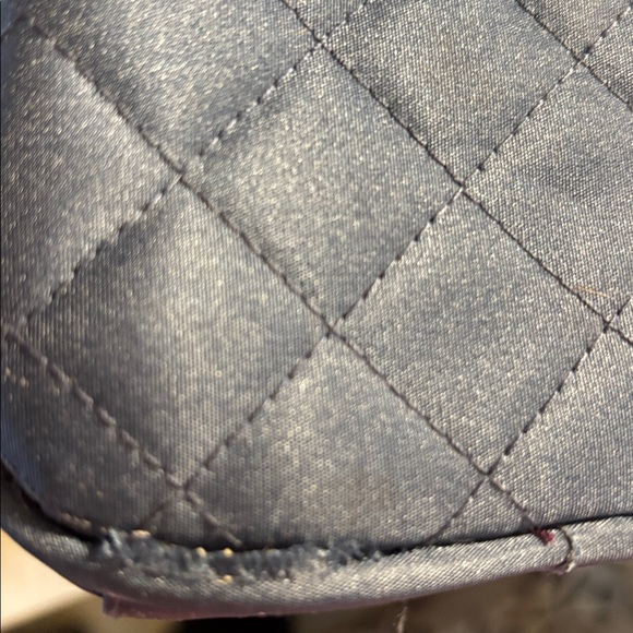 Duffel Bah Quilted with 2 side pockets and a crossbody strap - Picture 8 of 8